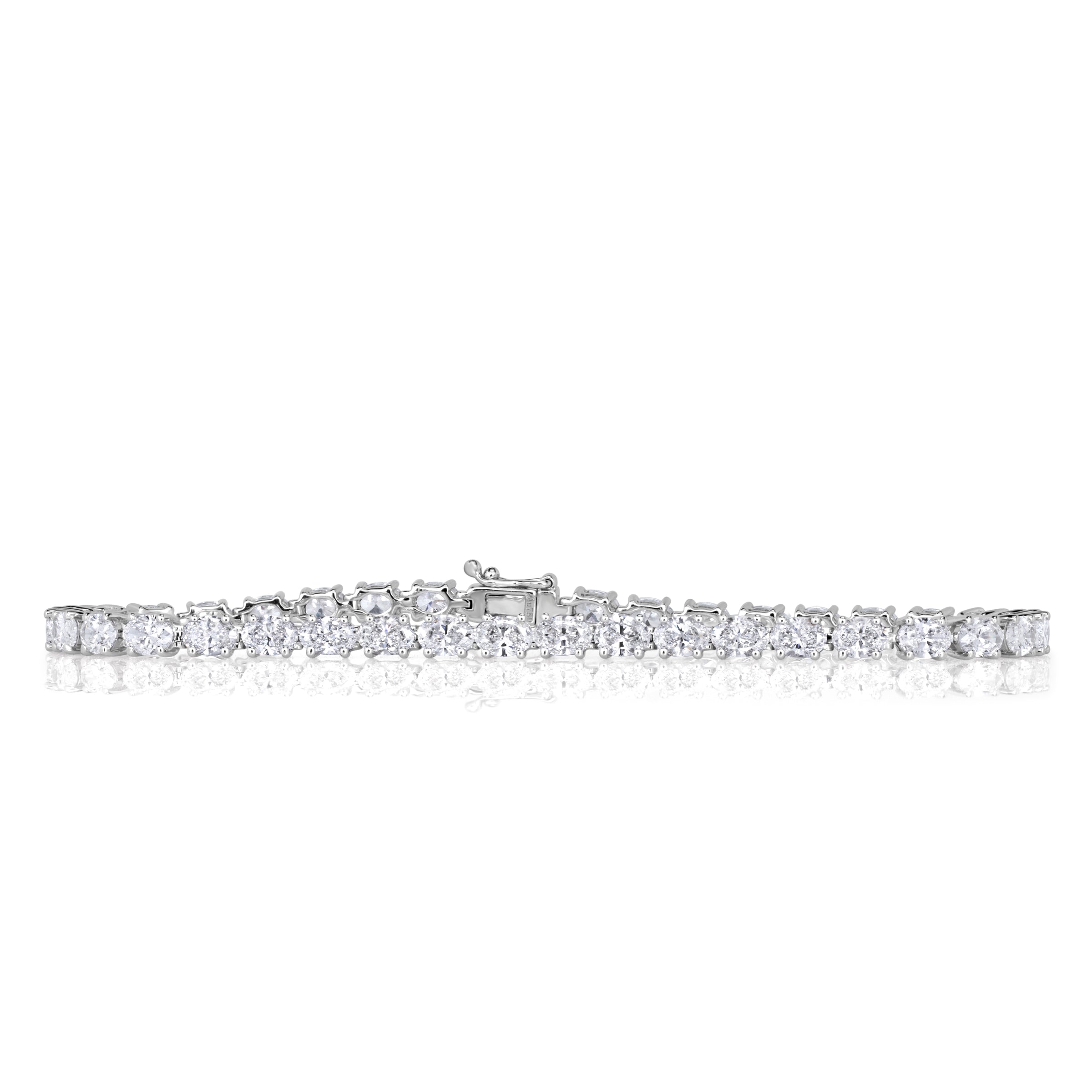 Oval cut diamond tennis bracelet in 18k white gold set with 4 prongs. 