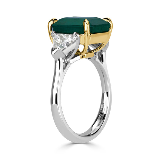 Our design gallery makes it easy for you to customize the emerald cut engagement ring of your partner’s dreams.